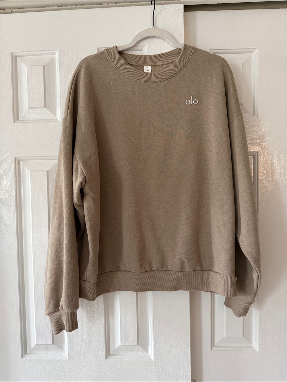ALO Yoga Women’s Crewneck Sweatshirt in Taupe - Medium
